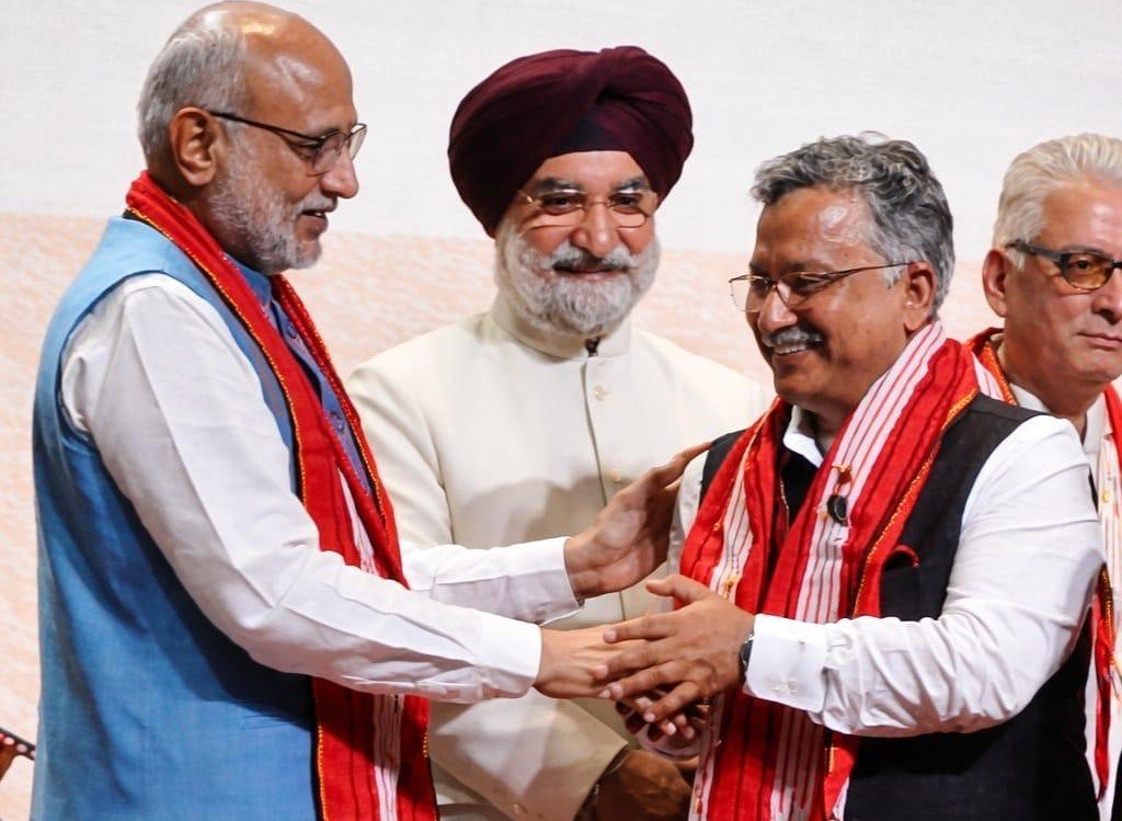 उपराष्ट्रपति सी.पी. राधाकृष्णन ने यूकॉस्ट महानिदेशक प्रो. दुर्गेश पंत को किया सम्मानित