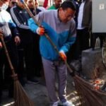 बल्लूपुर चौक से स्वच्छता का संदेश, CM धामी ने खुद किया सफाई कार्य