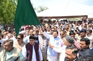 ऋषिकेश से चारधाम यात्रा 2026 का आगाज, सीएम धामी ने बसों को दिखाई हरी झंडी