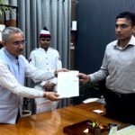 मसूरी पटरी व्यवसायियों के रोजगार को लेकर डी एम से मिले पूर्व महापौर गामा
