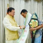 विश्व चैम्पियन दिगंबर सिंह रावत से मिले मुख्यमंत्री धामी, दी बधाई