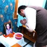 मुख्यमंत्री धामी ने वरिष्ठ पत्रकार दीपक फर्स्वाण के पिता को दी श्रद्धांजलि, परिजनों से जताई संवेदना