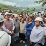 बेहद खराब मौसम के बीच भी पीपलकोटी पहुंचे सीएम धामी