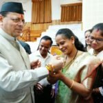 रक्षा सूत्र बांधकर महिलाओं ने मुख्यमंत्री धामी के दीर्घायु की कामना की, सीएम ने दी रक्षा बंधन की शुभकामनाएं