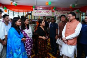 वोकल फॉर लोकल को त्योहारों में दें प्राथमिकता, मुख्यमंत्री धामी ने खरीदे महिला समूहों के उत्पाद