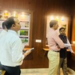 केंद्रीय रेशम बोर्ड के अनुसंधान केंद्र में उत्तर प्रदेश के रेशम निदेशक ने जानीं नवीन तकनीकें