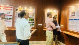 केंद्रीय रेशम बोर्ड के अनुसंधान केंद्र में उत्तर प्रदेश के रेशम निदेशक ने जानीं नवीन तकनीकें