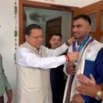 एशियन गेम्स में कांस्य पदक जीतने वाले बॉक्सर कपिल पोखरिया से मिले सीएम धामी